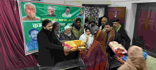 ठंड में सहारा बने इरशाद अली आज़ाद, 150 गरीबों को वितरित किए कंबल